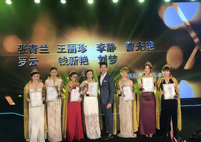 帥氣依舊的威廉王子出席“貓格格”新品發(fā)布會暨代言簽約儀式，開啟“王子與格格”之間的美好邂逅！