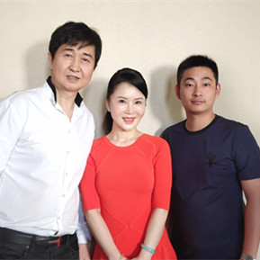 任靜、付笛聲與經(jīng)紀(jì)人李志合影